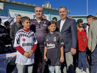 Beşiktaş gönüllülerinden Hatay'da öğrencilere forma