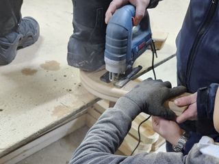 Bursa'da eline çivi tabancasıyla ahşap çaktı