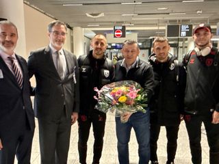 Samsunspor, Almanya'da çiçeklerle karşılandı