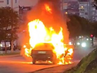 Samsun'da seyir halindeki otomobil alev alev yandı