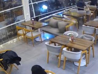 Kayseri'de kontrolden çıkan otomobil kafeye daldı: Facia saniyelerle atlatıldı