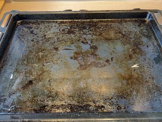 Fırın tepsilerindeki yanıklar böyle çıkıyor! Tuz serpip fırına koyun...