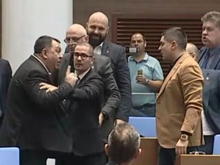 Bulgaristan meclisinde tekme ve yumruklar konuştu