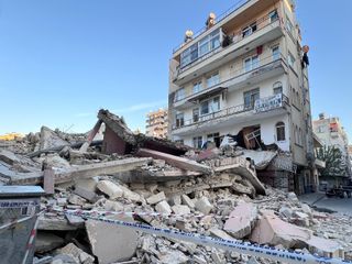 Mersin’de faciadan dönüldü: Yıkım sırasında bitişik binanın birinci katı çöktü