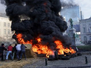 Avrupalı çiftçiler, Brüksel’i traktörlerle kilitledi
