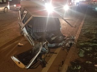 Hatay'da tırla çarpışan otomobil ikiye bölündü