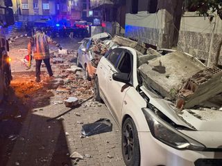 İstanbul'da çatıdan kopan betonlar park halindeki otomobillerde ağır hasar açtı