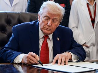 Trump, yeniden Ay'a gidilmesini öngören kararnameyi imzaladı