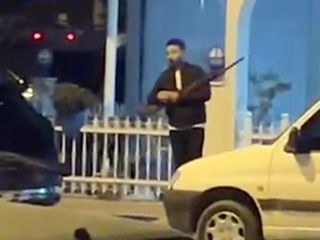 Antalya'da park halindeki araçlara çarptı: Pompalı tüfekle iş yeri sahibini vurdu