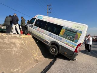 Kocaeli'de park halindeki minibüs, kaydığı istinat duvarında asılı kaldı