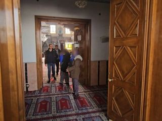 Elazığ'da zabıtayı gören dilenciler camiye kaçıp cemaatin arasına karıştı