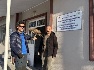 Hakkari'de geri dönen kızıl şahini ekiplere teslim etti