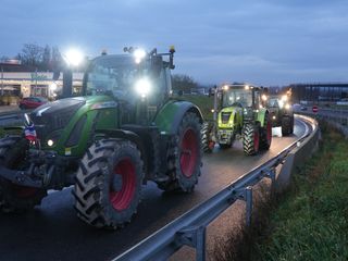 Fransa’da çiftçilerden yol kapatma eylemi