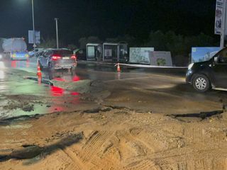 Bodrum'da ana su hattı patladı, yol çöktü