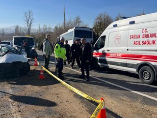 Nevşehir'de yolcu midibüsü ile otomobil çarpıştı