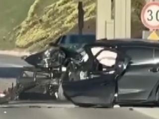 Kocaeli'de otomobil gişenin beton bariyerine çarptı: Anne ile oğlu öldü