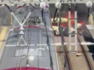 Japonya’da otomobil ile yolcu treni çarpıştı: 100 yolcu tahliye edildi