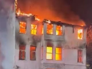 İstanbul'da Fransız Hapishanesi'nin bahçesinde bulunan 2 katlı tarihi bina alev alev yandı
