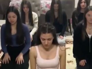 Bir grup genç namaz kılmayla dalga geçti