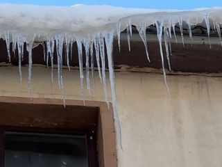 Hakkari'de buz sarkıtları 2 metreyi aştı