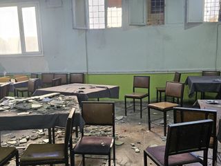 Mardin'de kıraathanede tavandan kopan sıva parçaları müşterilerin üzerine düştü