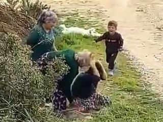 Manisa'da oğlunun gözü önünde kuzenleri tarafından darbedildi: O anlar kamerada