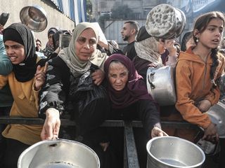 Gıda krizinin devam ettiği Gazze'de yemek dağıtımı gerçekleştirildi