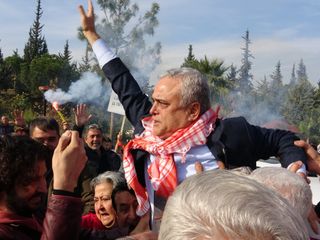CHP'den istifa eden Ufuk Çakır, memleketi Mersin'de coşkuyla karşılandı