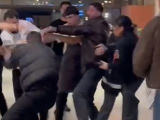 İstanbul'da bir AVM'de müşteriyle garson birbirine girdi