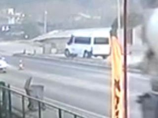 Osmaniye'de motosiklet ve sürücüsü minibüsün altında kaldı