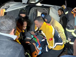 Adıyaman’da takla atarak devrilen minibüste 4 kişi yaralandı