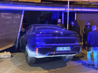 Sivas'ta fren yerine gaza basan kadın sürücü markete girdi