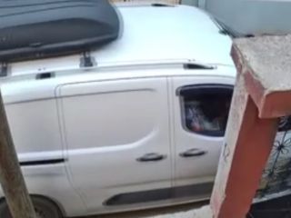 Adana'da kargocunun paketi aracından inmeyip bahçeye fırlattığı anlar kameraya yansıdı