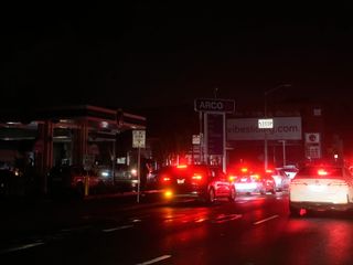 San Francisco'da elektrik kesintisi: 130 bin hane etkilendi, arabalar durdu