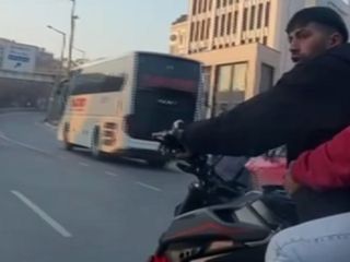 İstanbul'da otomobil sürücüsü ile motorcunun korna kavgası kamerada