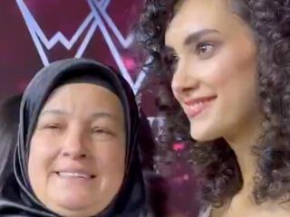 Miss Turkey güzelini ilk tebrik eden annesi oldu