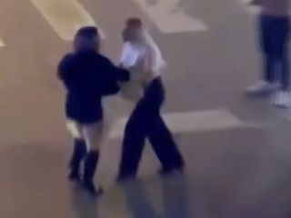 İstanbul'da kadınların taksi parası kavgası kamerada