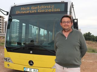Antalya'da karavan yapmak için aldığı eski İETT otobüsü ile mahalleliyi gezdiriyor