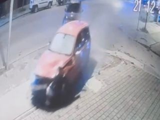 Düzce'de otomobil park halindeki araca çarptı: 4 kişi yara almadan kurtuldu