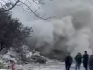 İstanbul'da çocuklar yıkım sırasında çöken binanın altında kalmaktan son anda kurtuldu