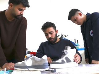 Gaziantep'te babasının yanında çırak olarak başlıdğı ayakkabıcılıkta, üniversitelilere ders veriyor