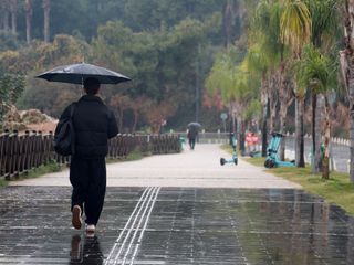 Antalya’da beklenen sağanak yağış geldi
