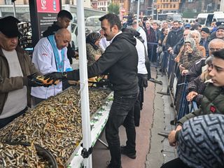 Eyüpsultan’da Hamsi Festivali coşkusu: Vatandaşlara 1 ton hamsi dağıtıldı