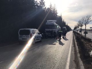 Konya'da park halindeki tırın yanında beklerken minibüs çarptı