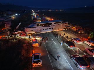 45 tonluk yat yüklü tır Erzurum-Artvin karayolunu trafiğe kapattı
