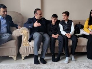 İstanbul'da altın dolu çantayı sahibine ulaştıran çocuklara Bakan Mehmet Fatih Kacır'dan ziyaret