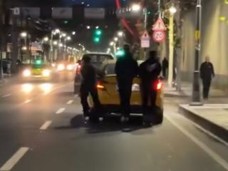 İstanbul'da patenli gençlerin taksiye tutunarak yolculuğu kamerada