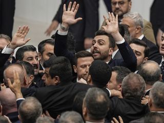 TBMM’de yumruklu kavga: Bütçe görüşmeleri sonrası tansiyon yükseldi