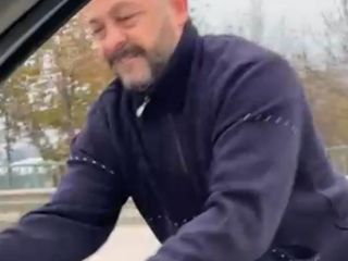 Bursa'da meclis üyesine saldırı: Aracı yumrukladığı anlar kamerada