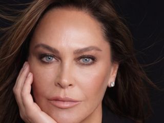 Hülya Avşar yeni rolü için başörtüsü taktı! Sosyal medyada yorum yağdı